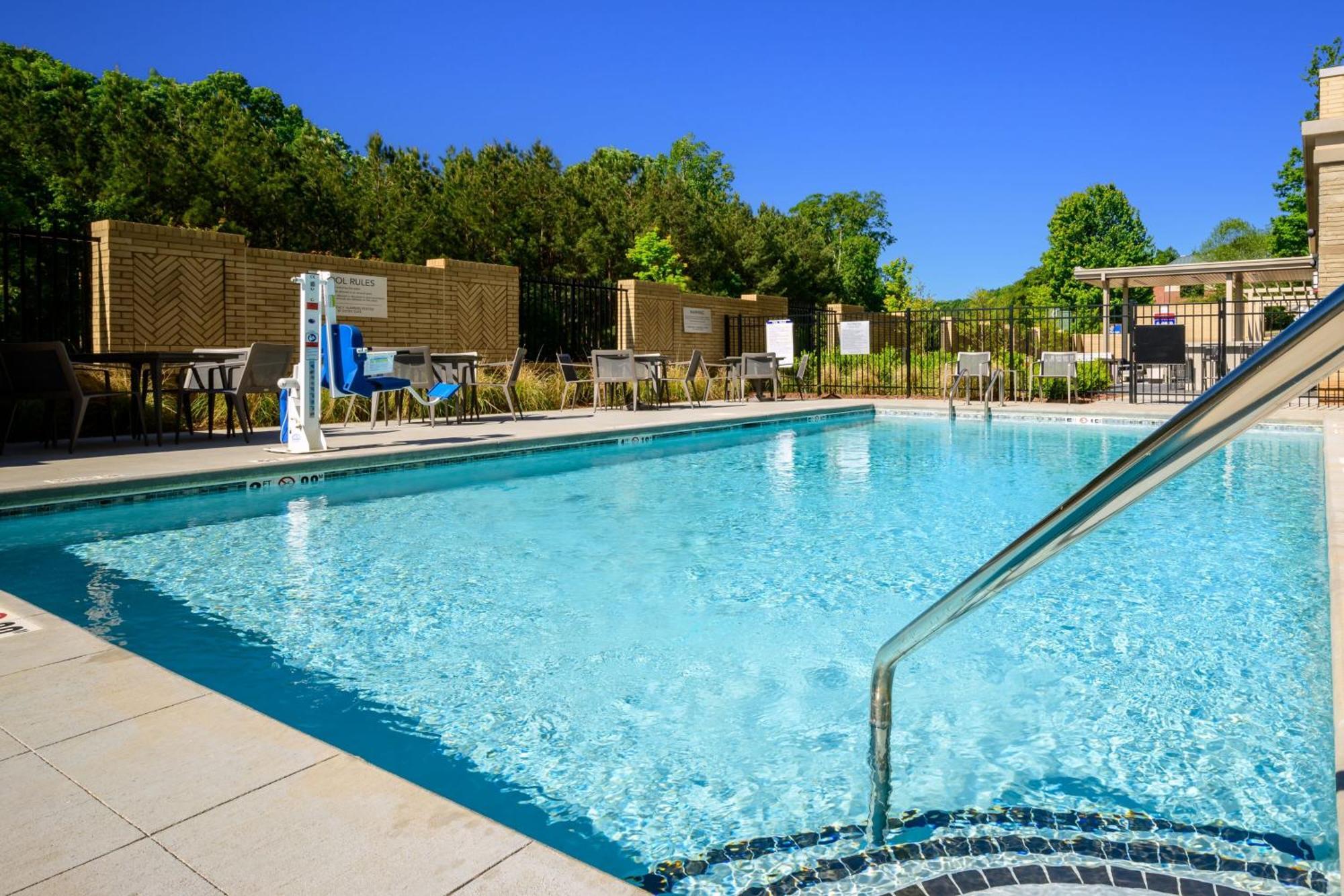 Отель Courtyard By Marriott Raleigh Cary Crossroads Экстерьер фото