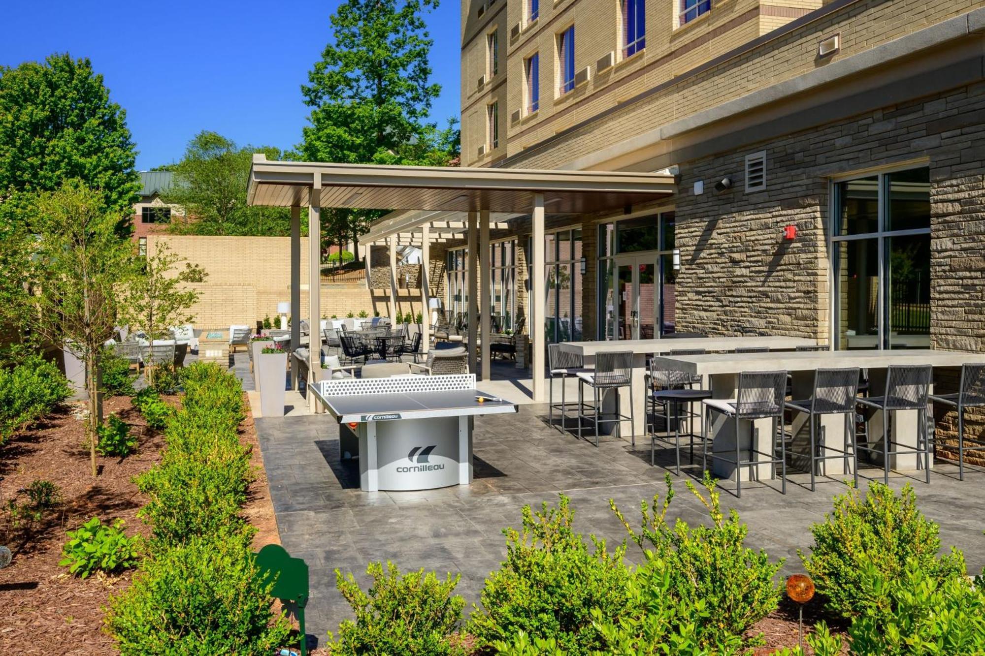 Отель Courtyard By Marriott Raleigh Cary Crossroads Экстерьер фото