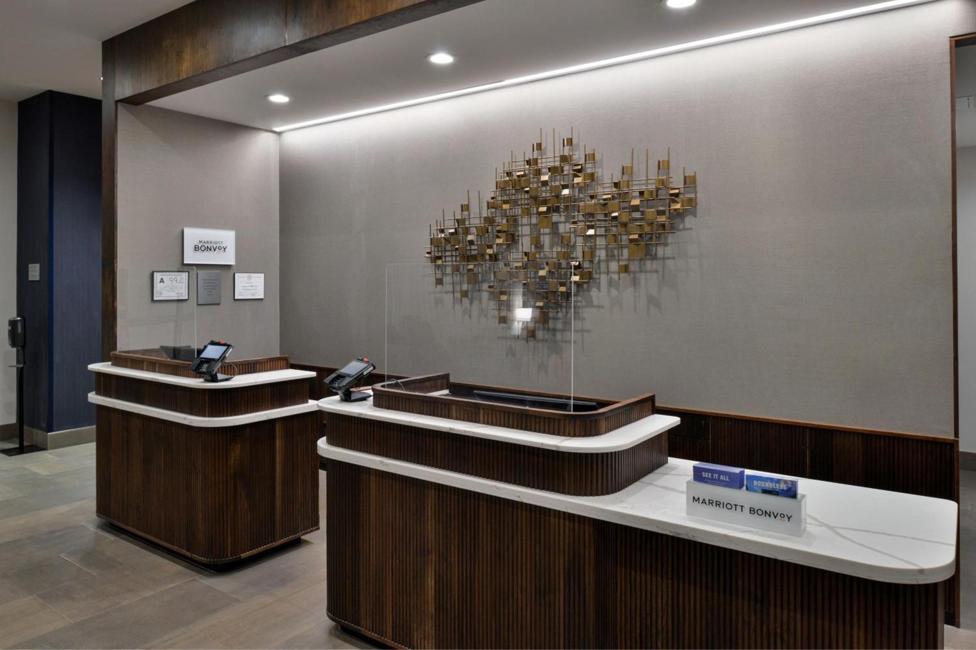 Отель Courtyard By Marriott Raleigh Cary Crossroads Экстерьер фото