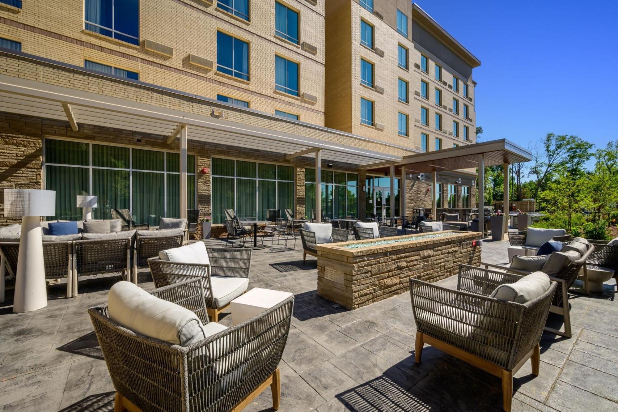 Отель Courtyard By Marriott Raleigh Cary Crossroads Экстерьер фото