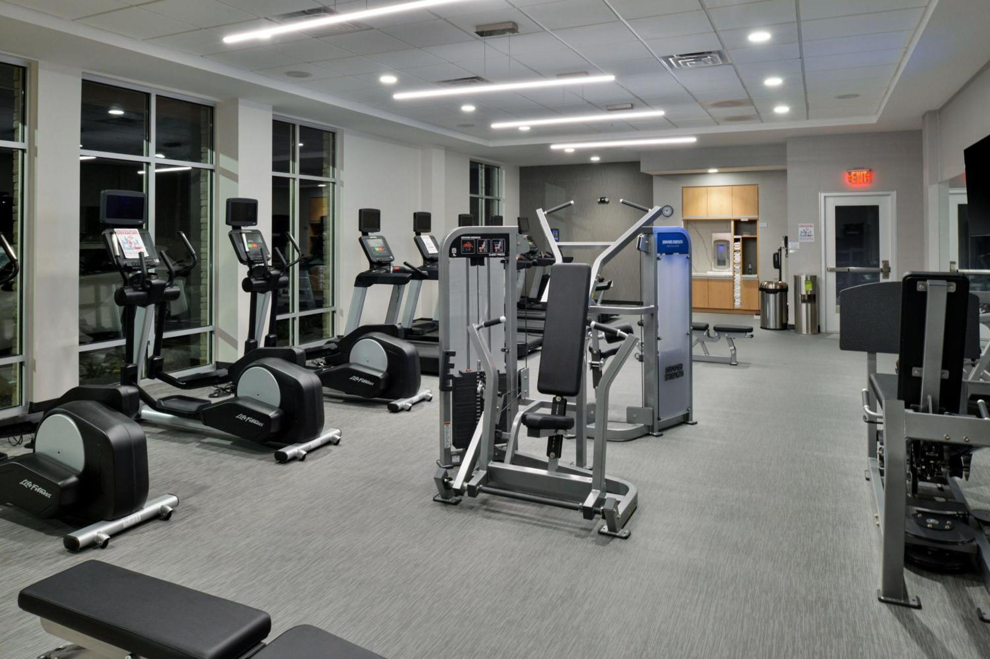 Отель Courtyard By Marriott Raleigh Cary Crossroads Экстерьер фото